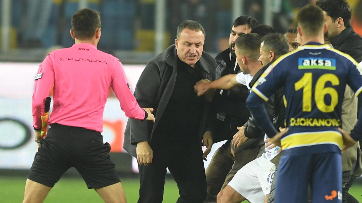 Campionato turco, l’arbitro Meler colpito con un pugno dal presidente dell’Ankaragucu, Faruk Koca