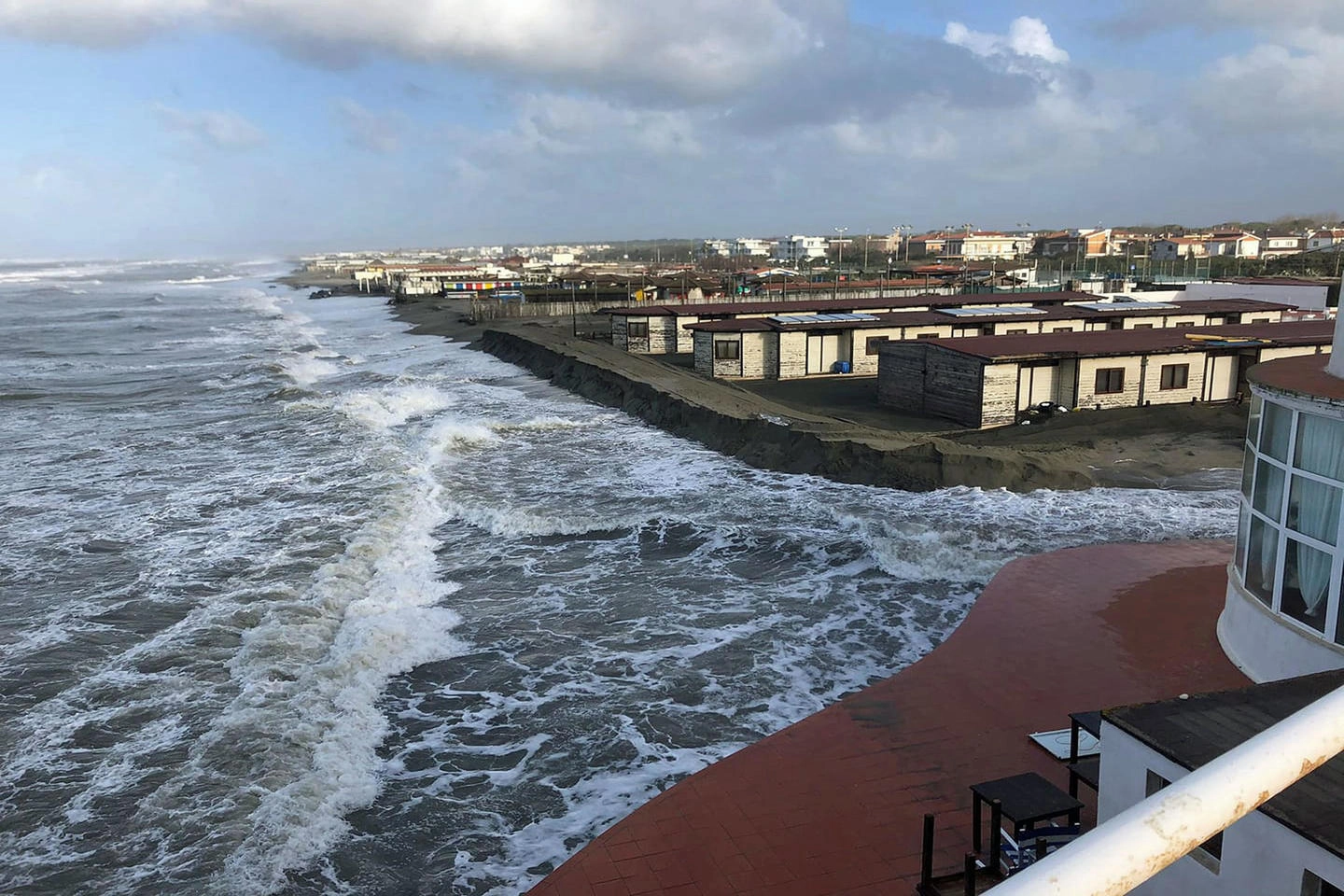 La costa del litorale laziale colpita da una nuova forte mareggiata (Ansa)