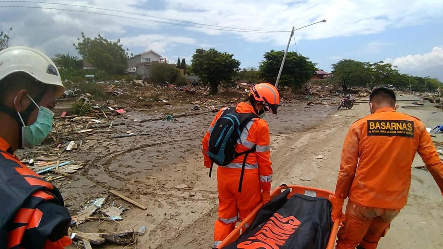 Indonesia, il recupero dei cadaveri dopo il terremoto e lo tsunami (foto Ansa)