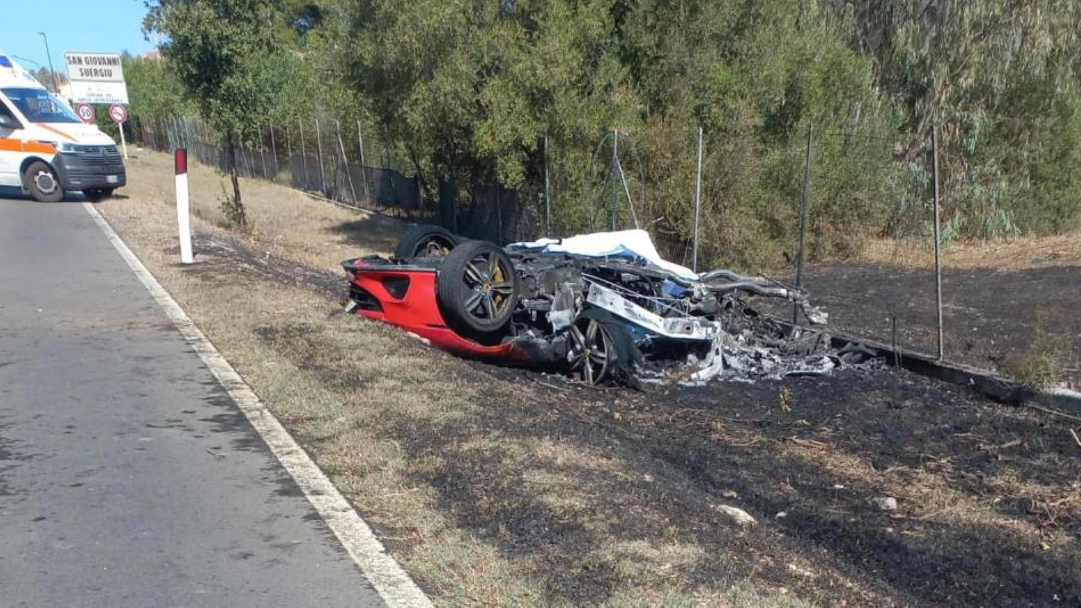 Incidente stradale nel sud Sardegna, la Ferrari distrutta: 2 morti