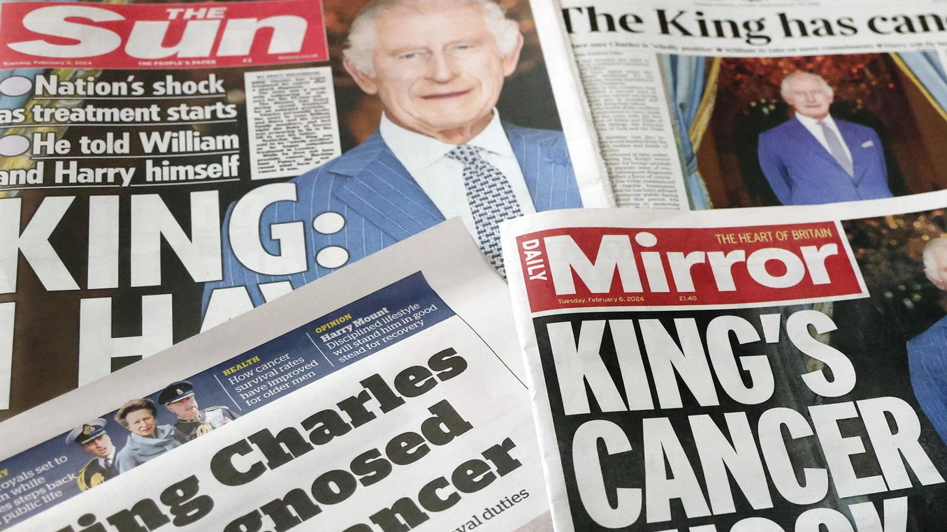 La notizia della malattia di re Carlo sui giornali inglesi