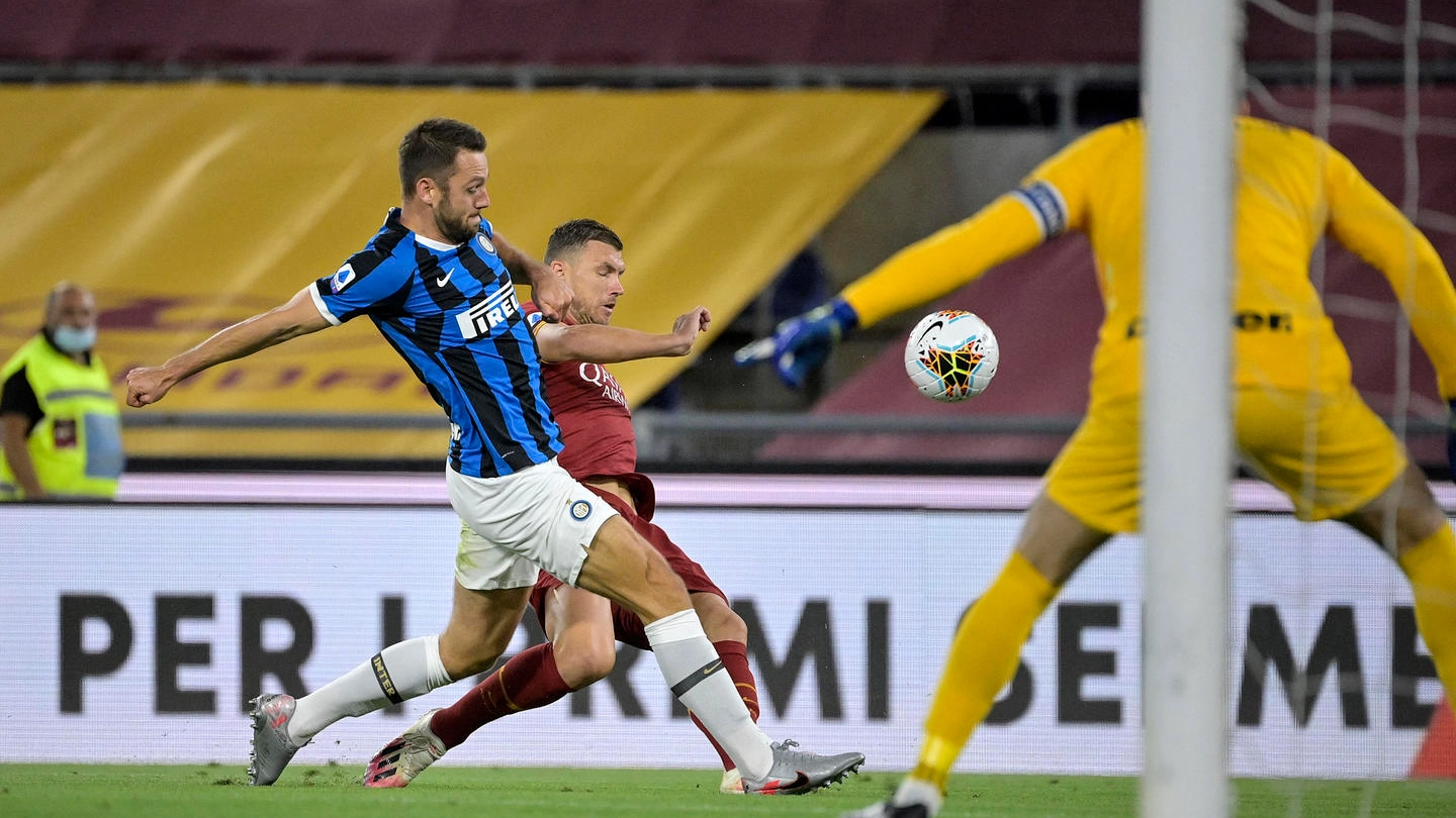 Roma-Inter, un intervento di de Vrij su Dzeko (Ansa)