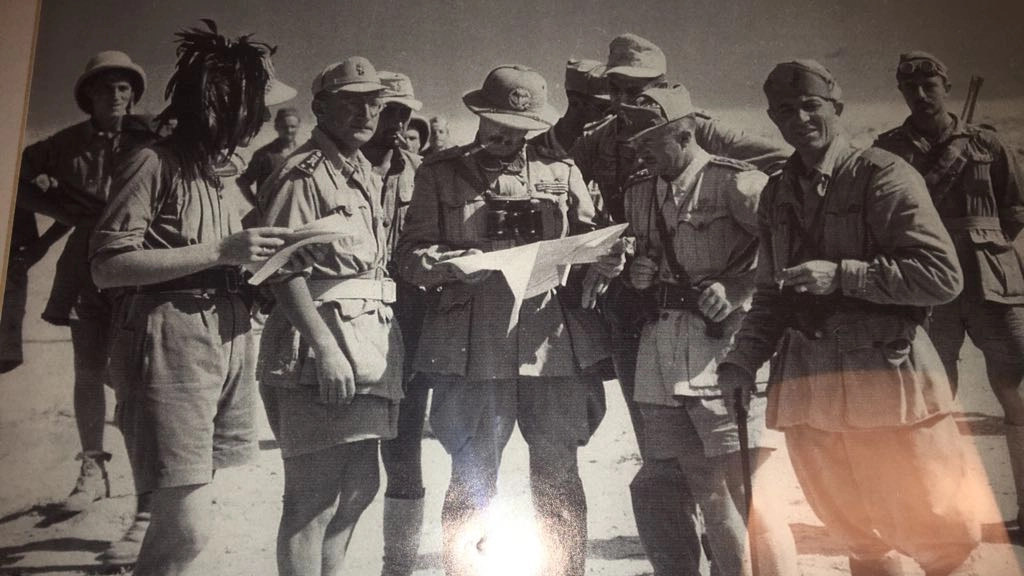 La foto mostra soldati italiani e dell'unità tedesca Afrika Korps in Libia