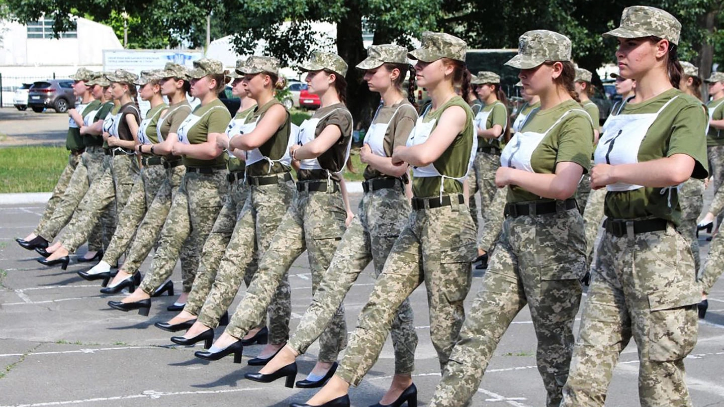 Le soldatesse ucraine con i tacchi durante le prove per una parata militare (Ansa)