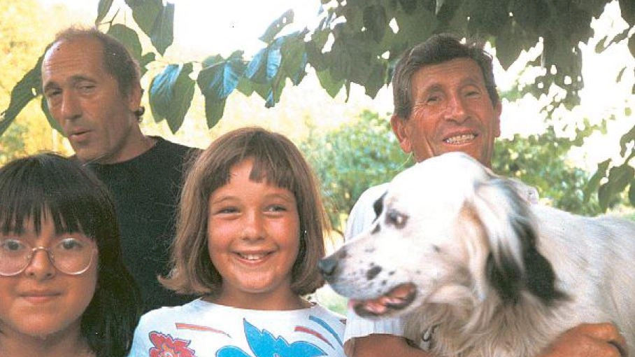 Maria Corbo all'epoca con il cane e il cacciatore che le salvarono la vita