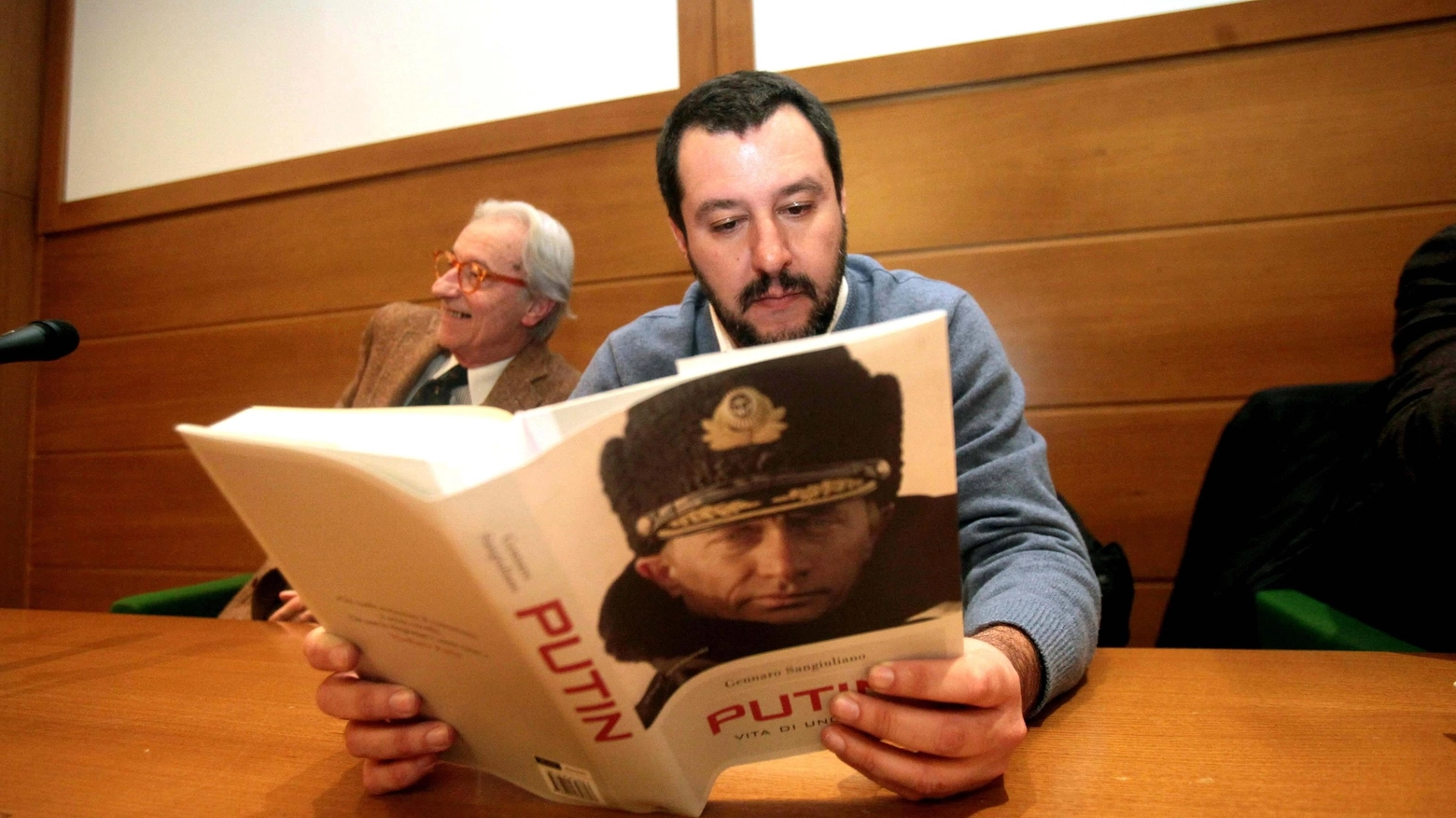 Matteo Salvini legge libro su Putin (Ansa)