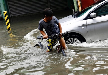 Tifone Khanun incombe sul Giappone, 760mila evacuati. Doksuri inonda la Cina, decine di morti e dispersi
