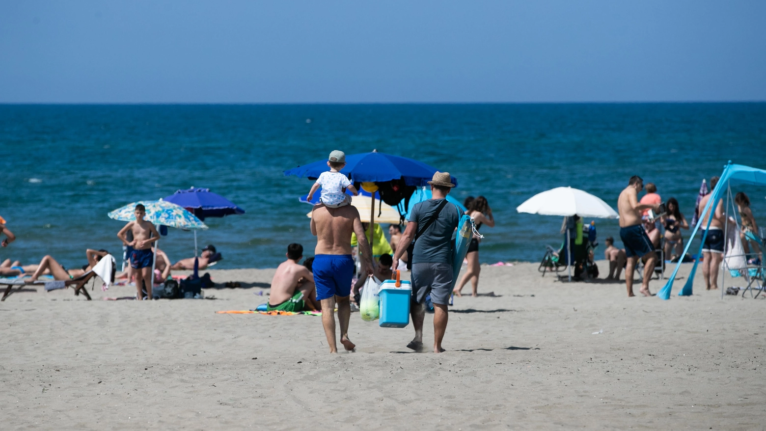 Persone in spiaggia su litorale Romano il 2 giugno (Ansa)