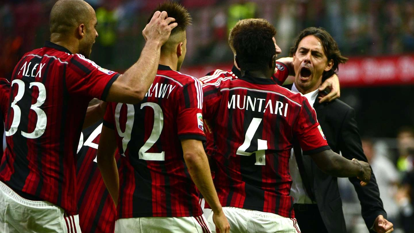 Inzaghi abbraccia i suoi giocatori dopo il gol di Muntari (Afp)