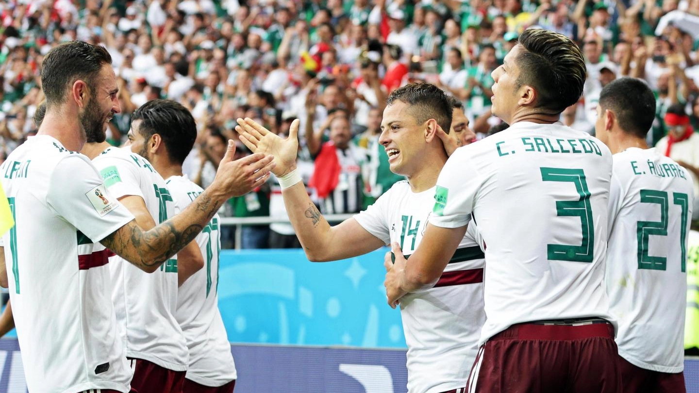 Il Messico festeggia il secondo gol di Hernandez (Ansa)