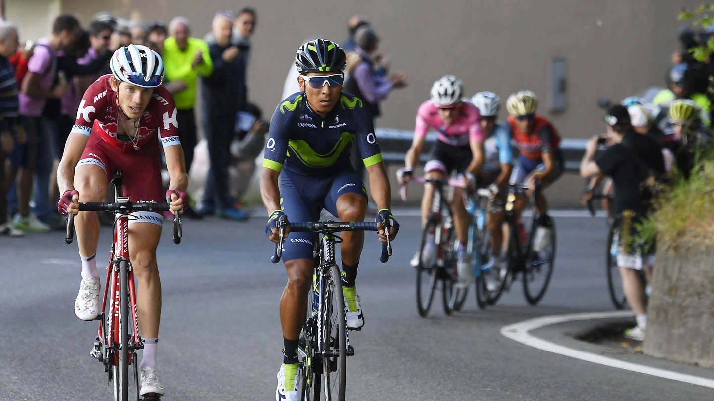 Quintana e Zakarin, dietro la maglia rosa Dumoulin (Lapresse)