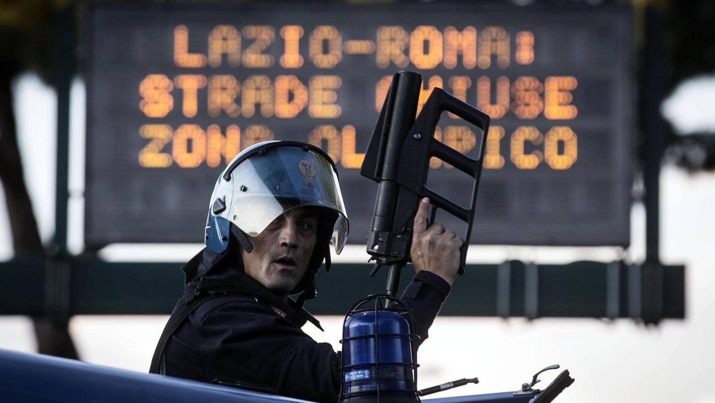 Un poliziotto in servizio durante il derby di Roma