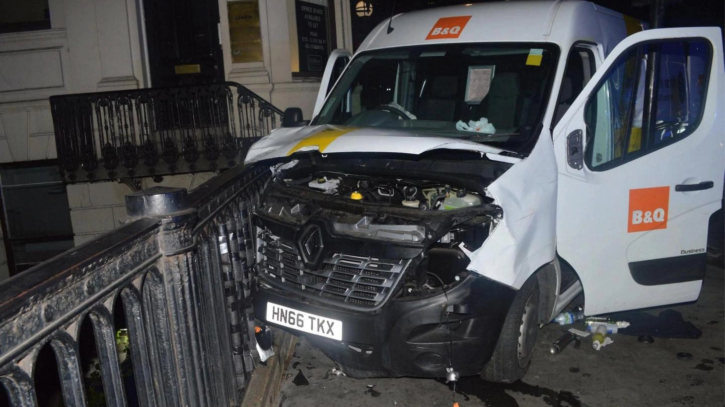 Londra, il camion usato per l'attentato sul London Bridge (Ansa)