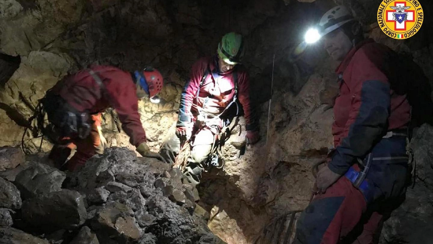 Salvata speleologa intrappolata dentro l'Abisso del Vento, in Sicilia (Ansa)