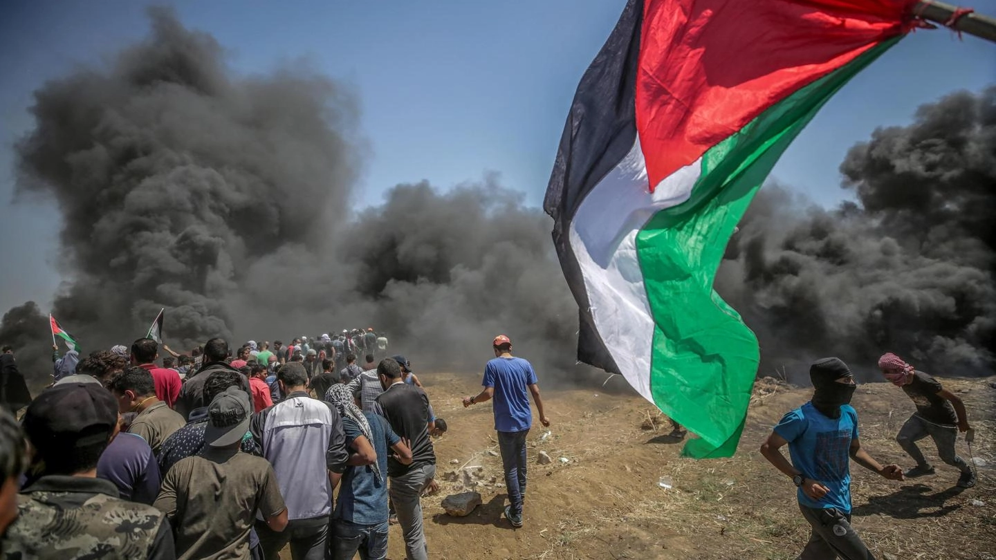 Scontri tra esercito israeliano e manifestanti palestinesi al confine di Gaza (Ansa)