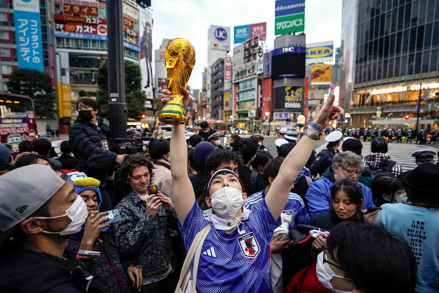 La reazione festosa dei giapponesi dopo la vittoria contro la Spagna