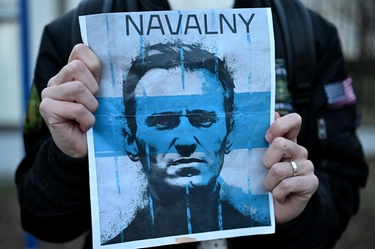 “Navalny ucciso da pugno al cuore”, l’ultima teoria sulla morte tira in ballo la manovra del Kgb