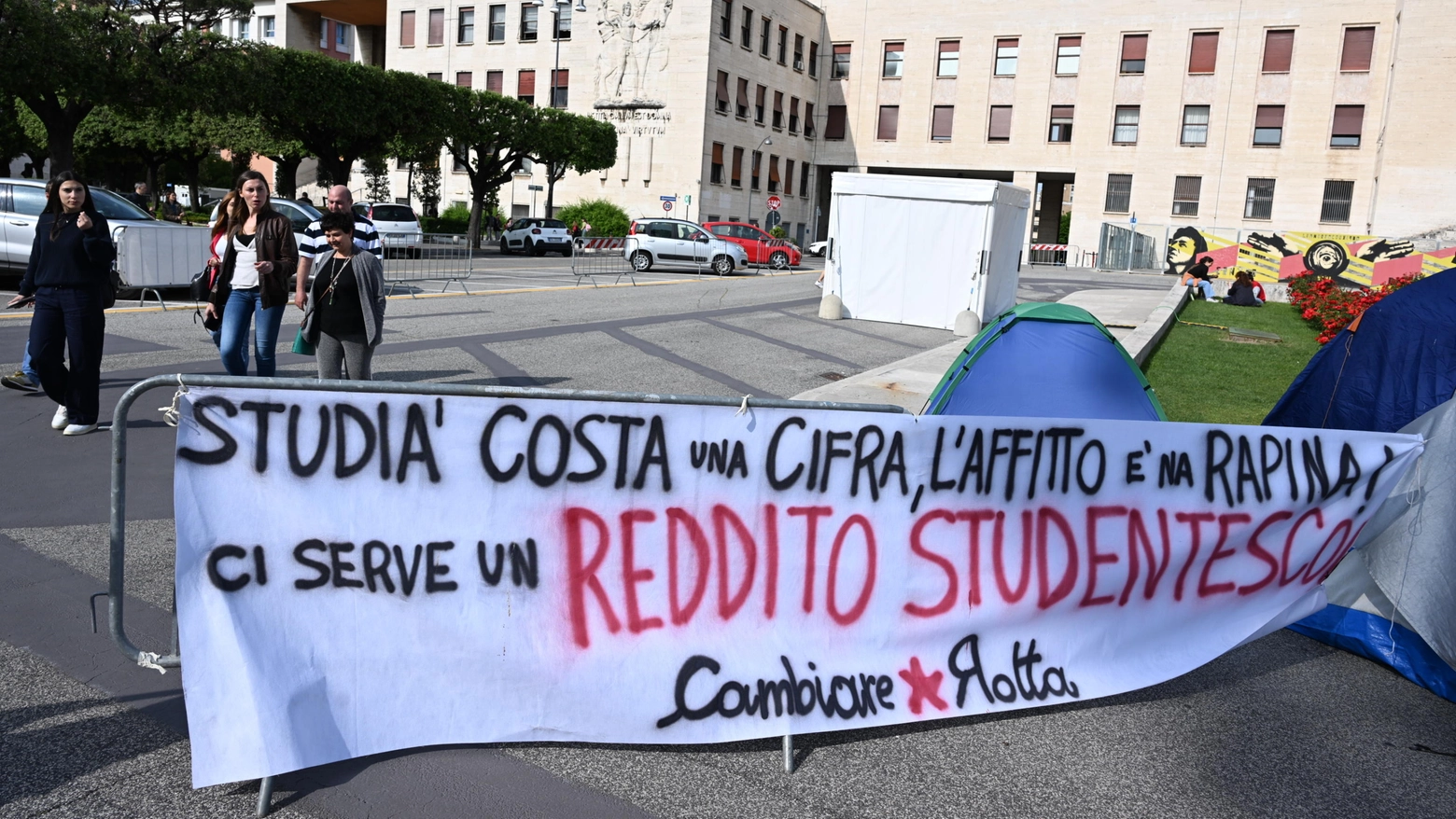La protesta degli studenti romani davanti alla Sapienza