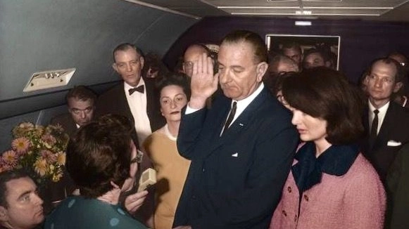 Il giuramento di Lyndon Johnson nel 1963