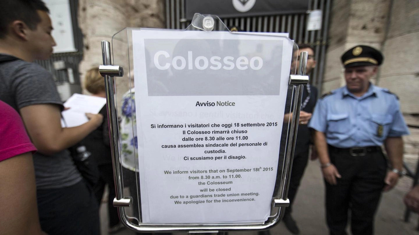 Colosseo chiuso ai turisti (Ansa)