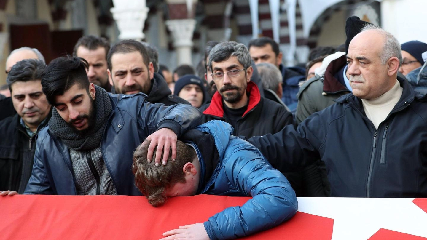Attentato in Turchia, lo strazio dei parenti delle vittime (ansa)