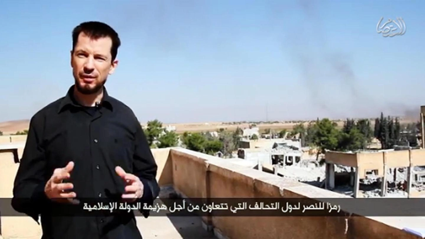 Il fermo immagine tratto da un video postato su Youtube mostra John Cantlie (Ansa)