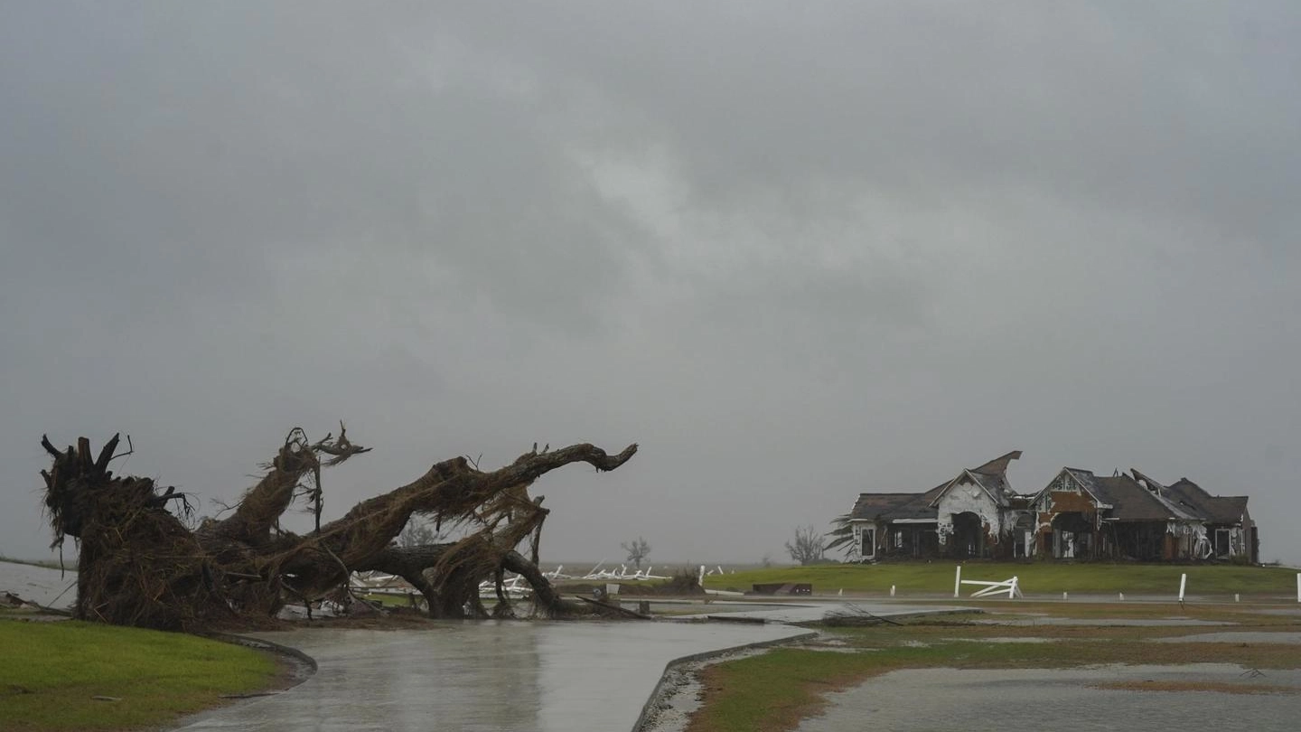 L'uragano Delta si abbatte sulla Louisiana (Ansa)