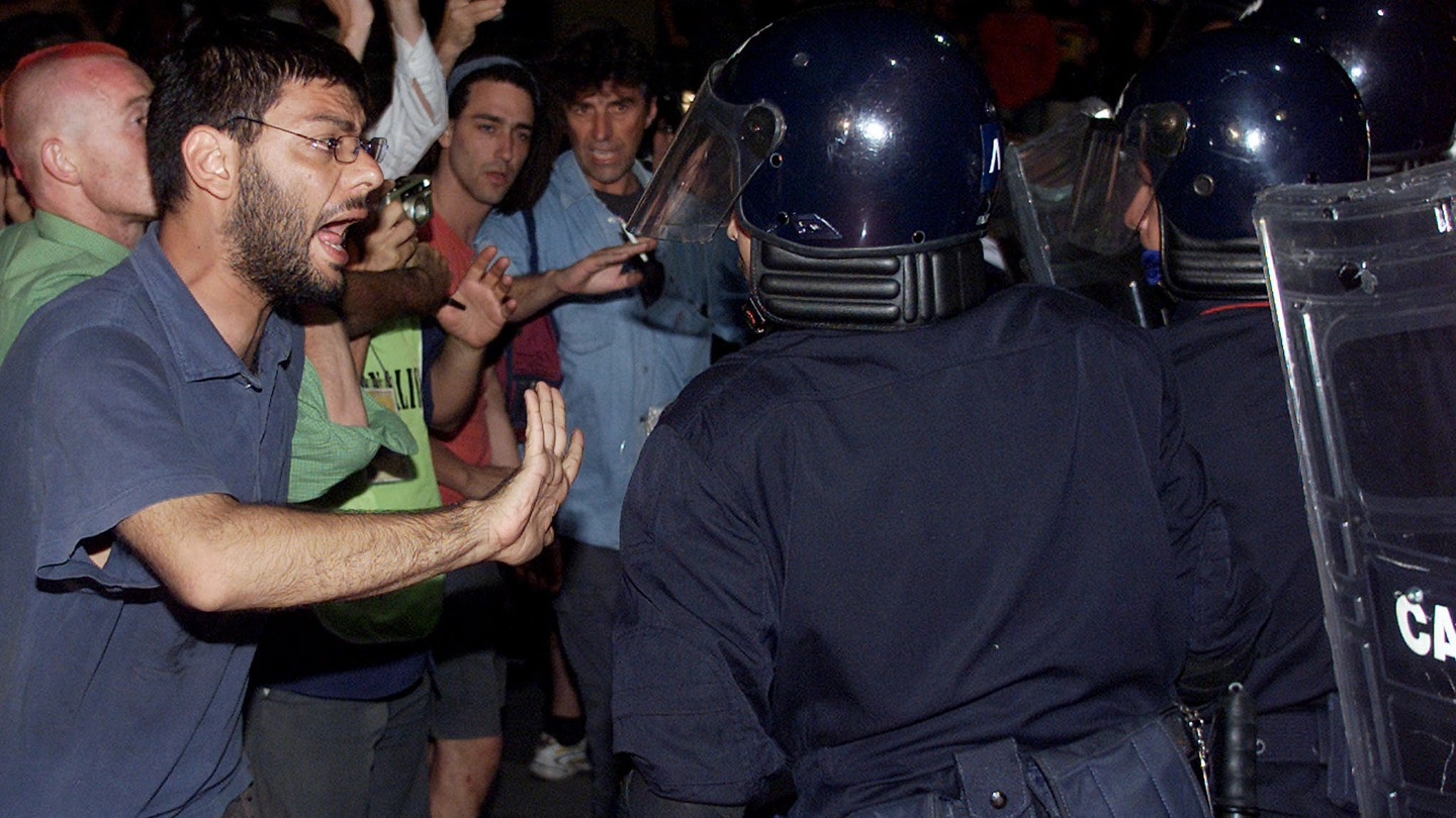Gli scontri di Genova nel luglio 2001 (Ansa)