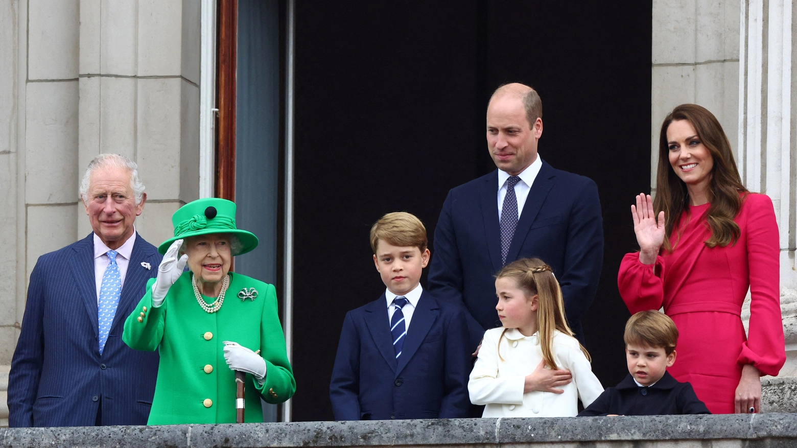 L'ultimo saluto della regina Elisabetta ai sudditi dal balcone di Buckingham Palace