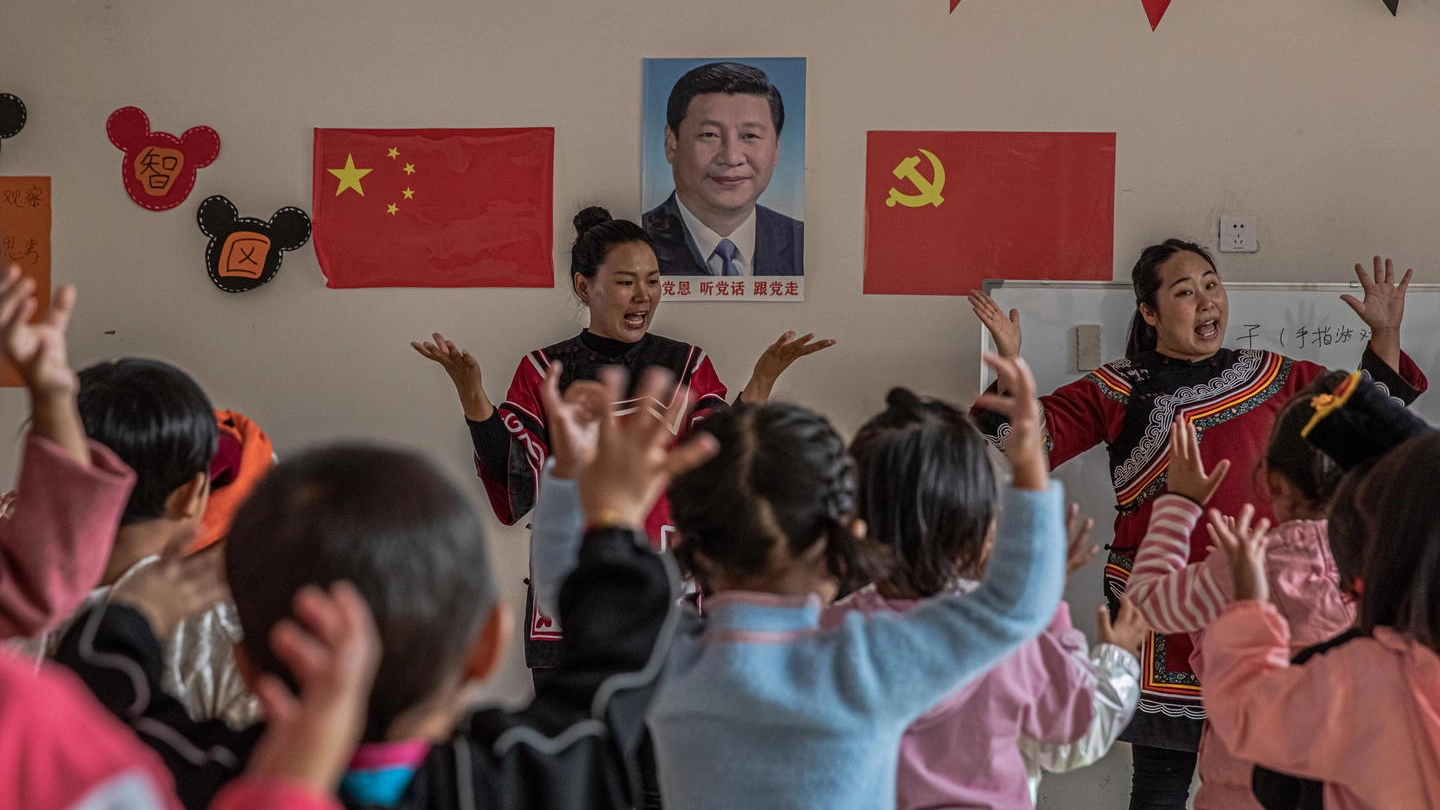 La Cina mette fine al limite di due figli (Ansa)