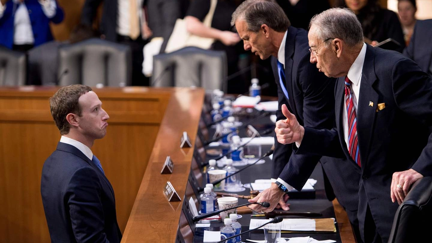 Mark Zuckerberg testimonia al Senato americano (Lapresse)