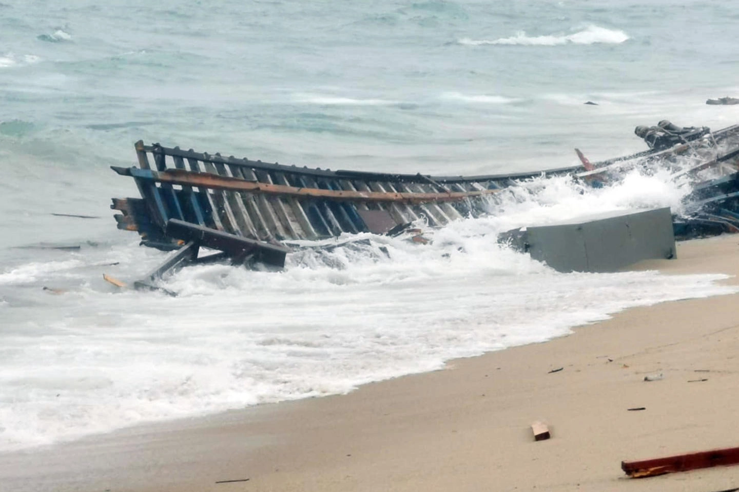 Il relitto del barcone sulla spiaggia di Cutro