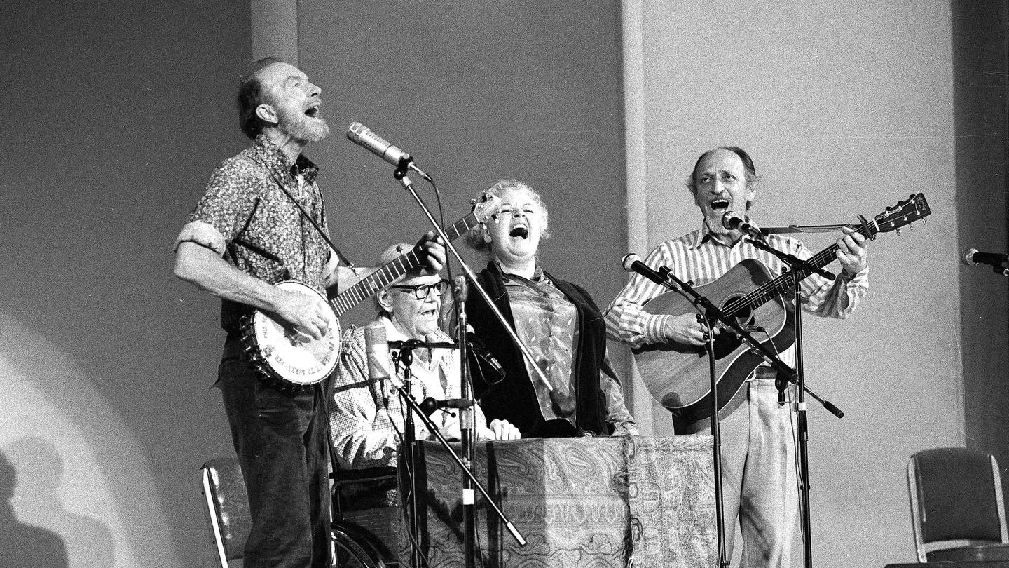 Ronnie Gilbert con  Pete Seeger, Lee Hays e Fred Hellerman: The Weavers  (Ansa)