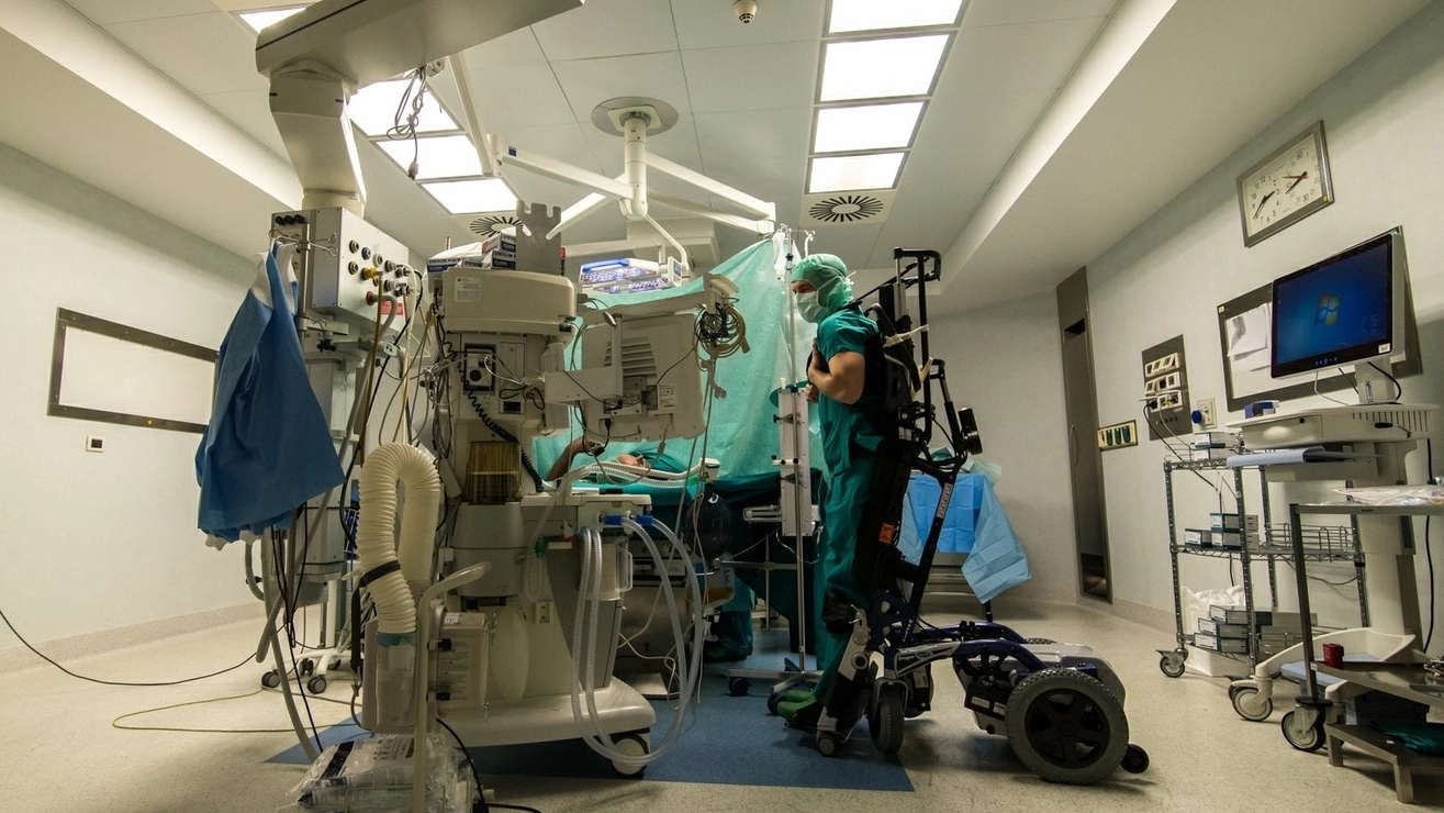 Dolfin nella foto di F&DI Photographers in sala operatoria con l'esoscheletro