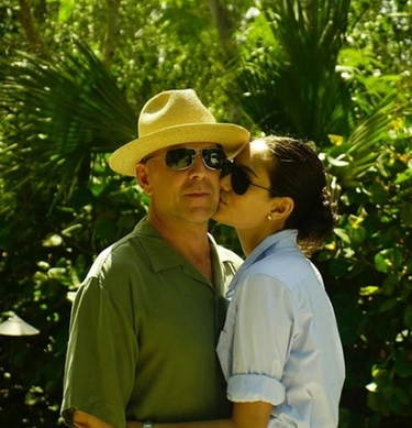 Bruce Willis, la foto tenerissima: il bacio della moglie e quella dedica d’amore per i 16 anni di matrimonio