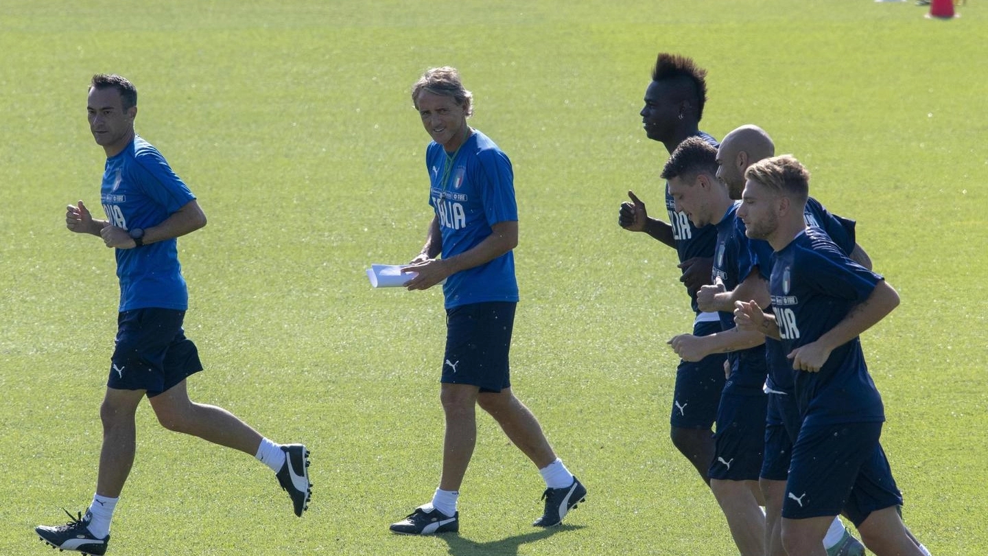 Roberto Mancini con gli azzurri della Nazionale (Ansa)