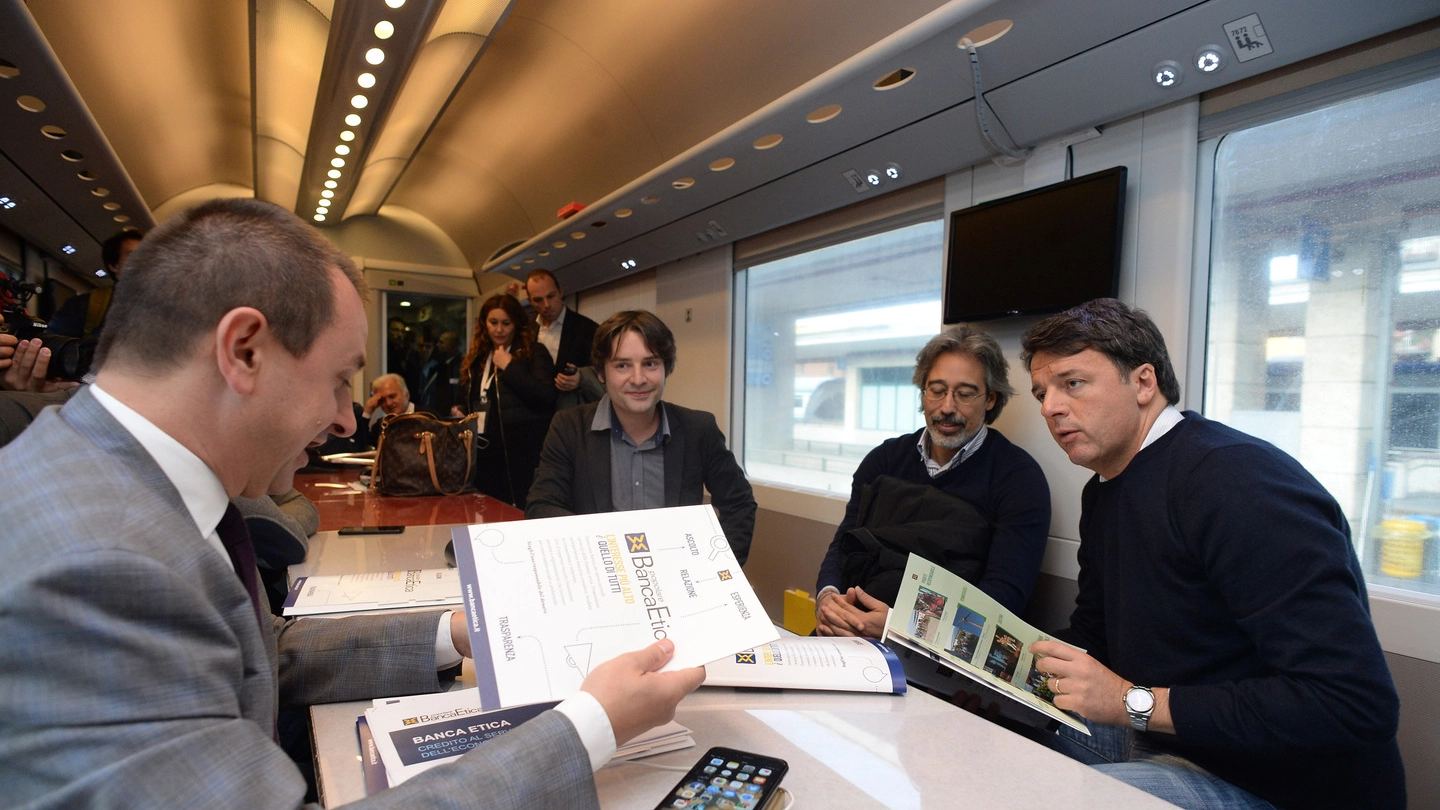 Matteo Renzi sul treno del tour (Lapresse)