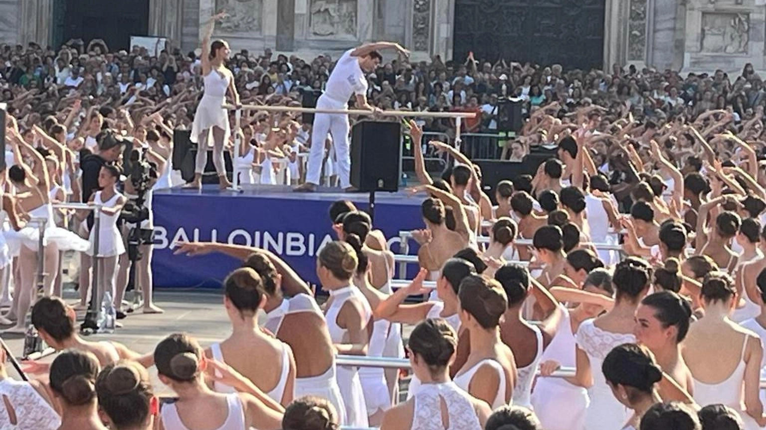 Bolle fa lezione in piazza Duomo, 'la danza è maestra di vita'