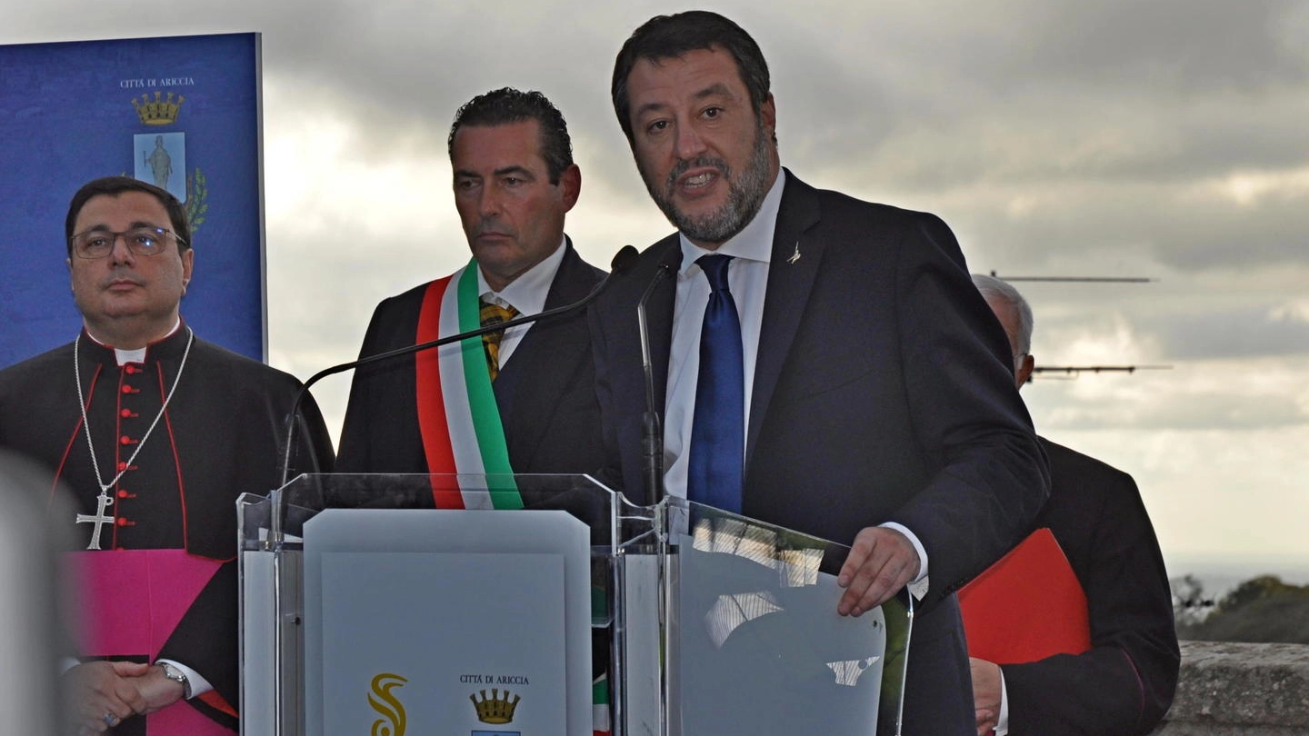 Matteo Salvini ad Ariccia per l'inaugurazione del ponte Pio IX (Ansa)