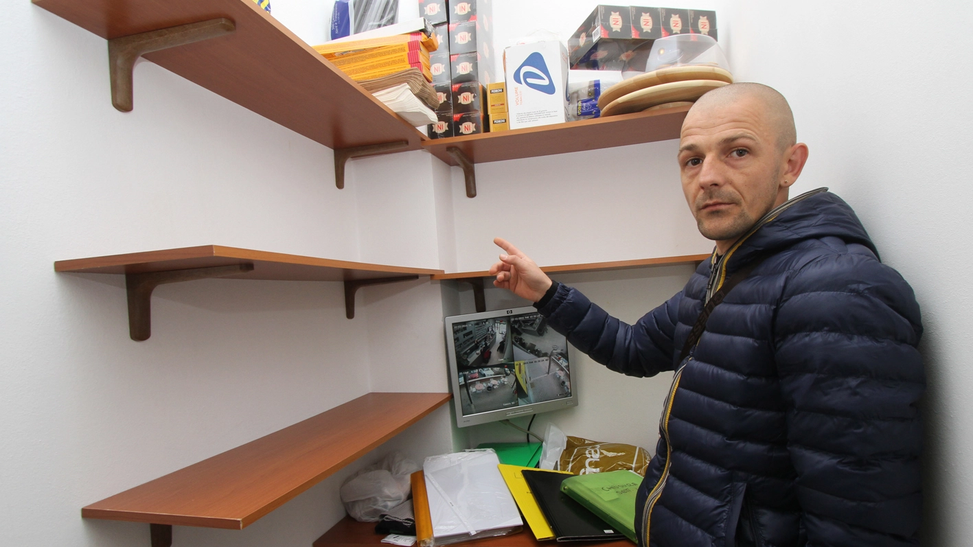 LA SORPRESA Vasili Roman, titolare del bar-tabacchi  «Pausa caffè», mostra gli scaffali vuoti dopo il furto
