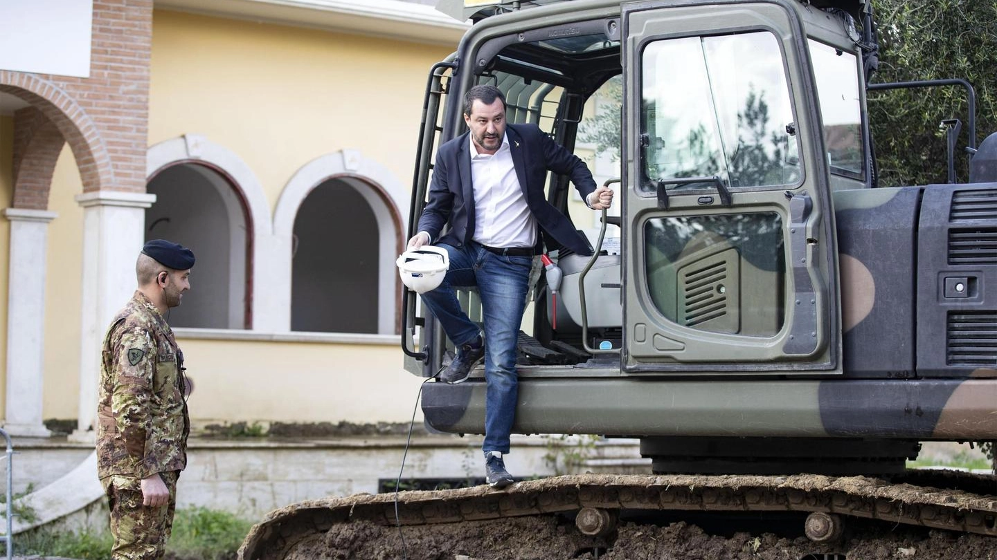 Salvini sulla ruspa per abbattere le case abusive di Casamonica (Ansa)