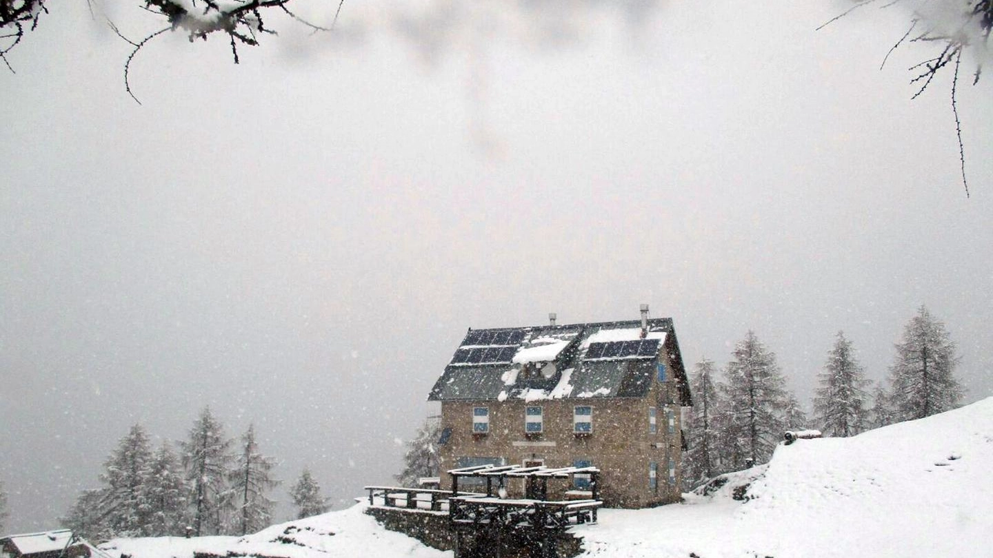 Previsioni meteo, primavera in retromarcia. neve sulle Dolomiti (foto Ansa)