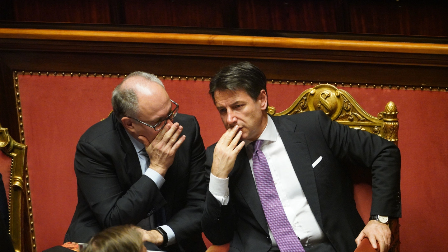 Il premier Giuseppe Conte e il ministro Roberto Gualtieri (ImagoE)