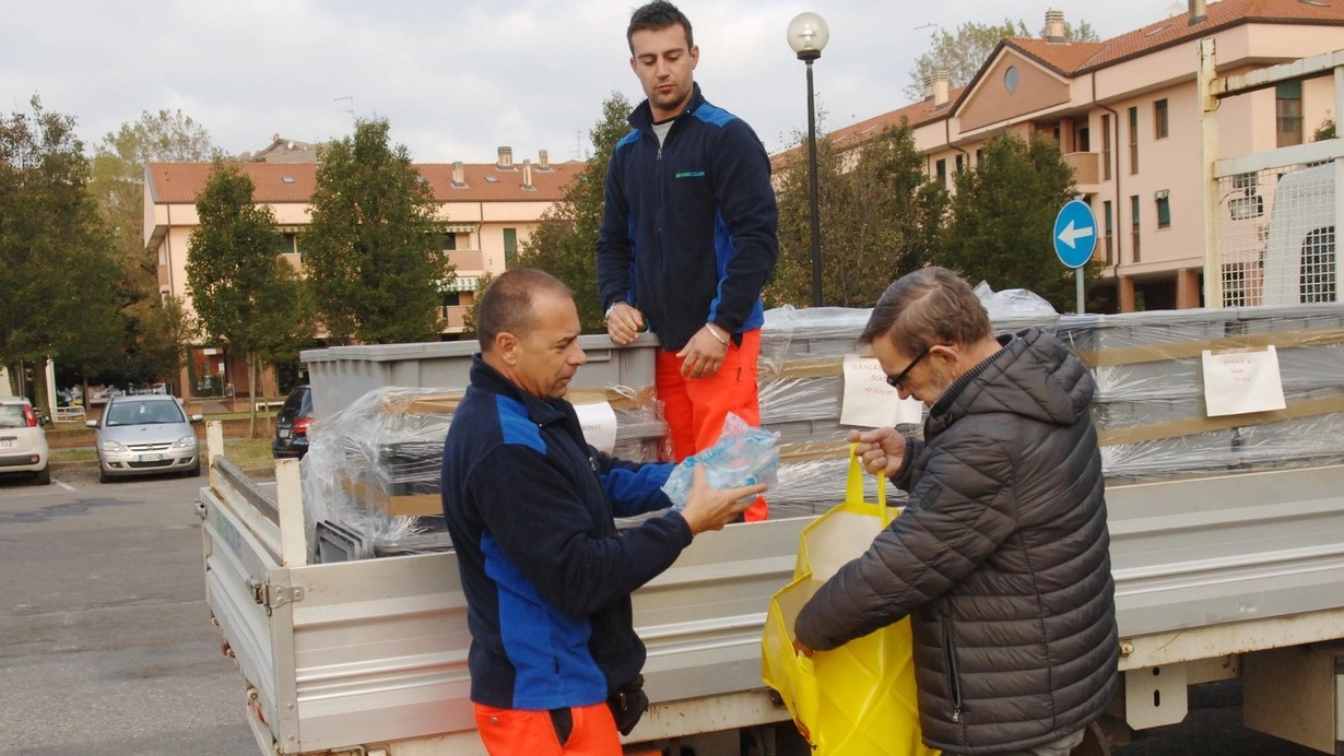 Gli incaricati di Amiacque distribuiscono bottiglie di acqua potabile nei giorni dell'emergenza