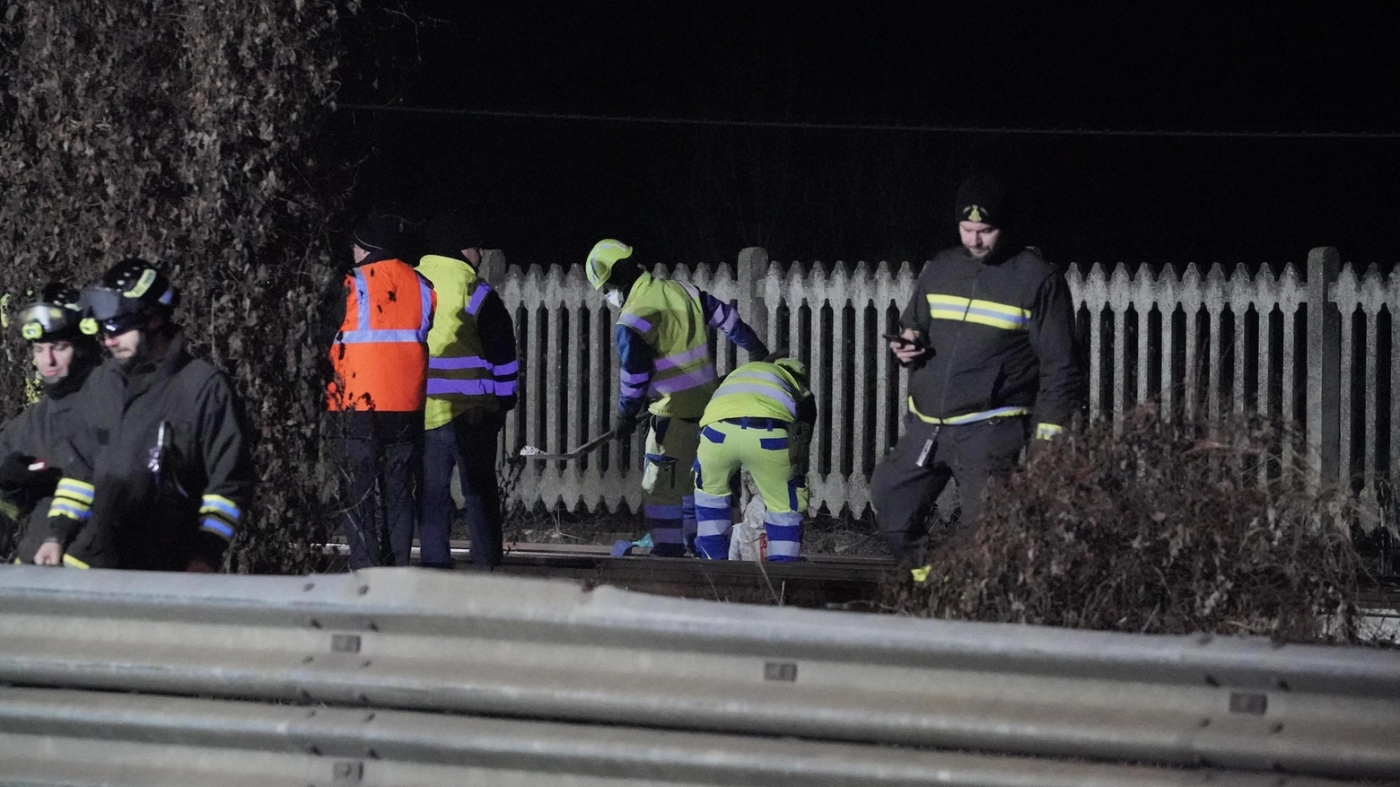 Bambino morto investito dal treno, i vigili del fuoco sul posto a Borgo Revel, nel Torinese (Ansa)