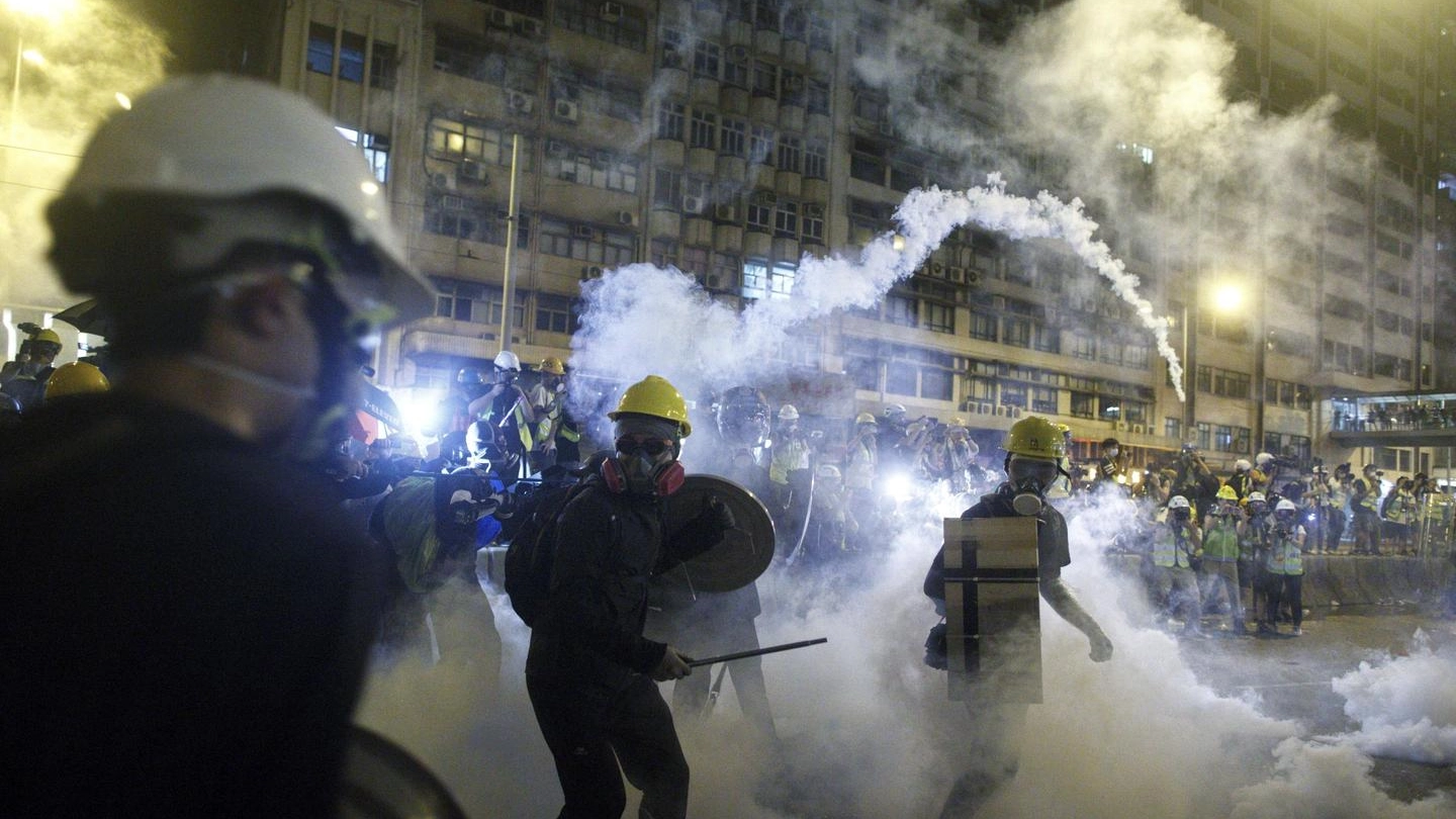 Lancio di lacrimogeni e proiettili di gomma contro i manifestanti a Hong Kong (Ansa)