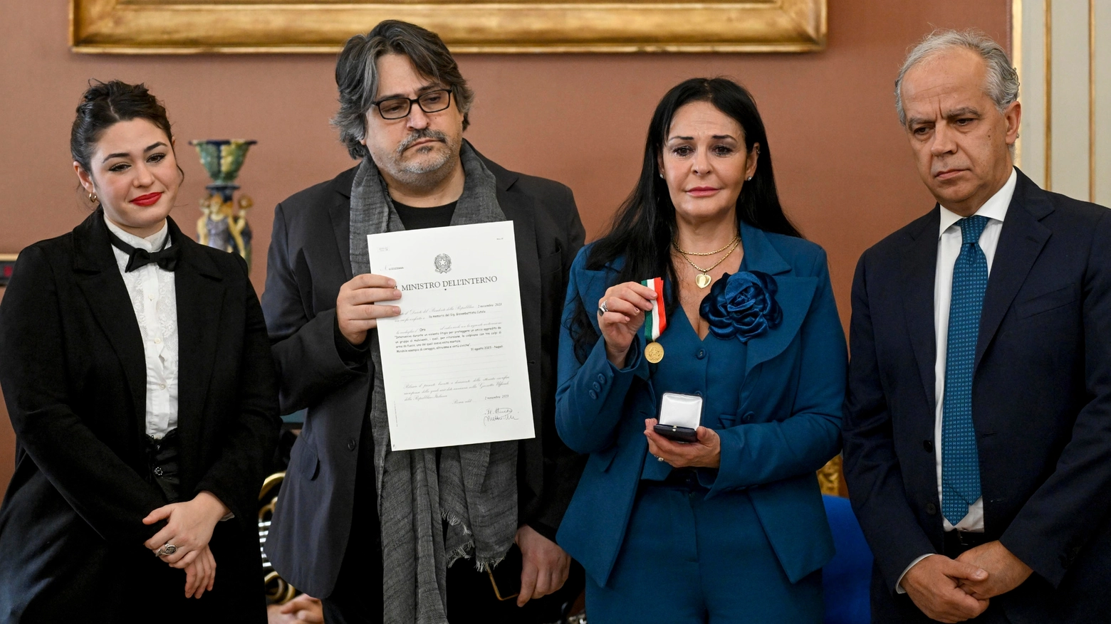 Il ministro Piantedosi ha consegnato la medaglia d'oro alla famiglia di Giovanbattista Cutolo
