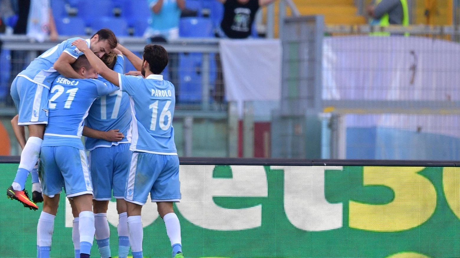 La Lazio festeggia dopo la prima rete di Lulic (LaPresse)