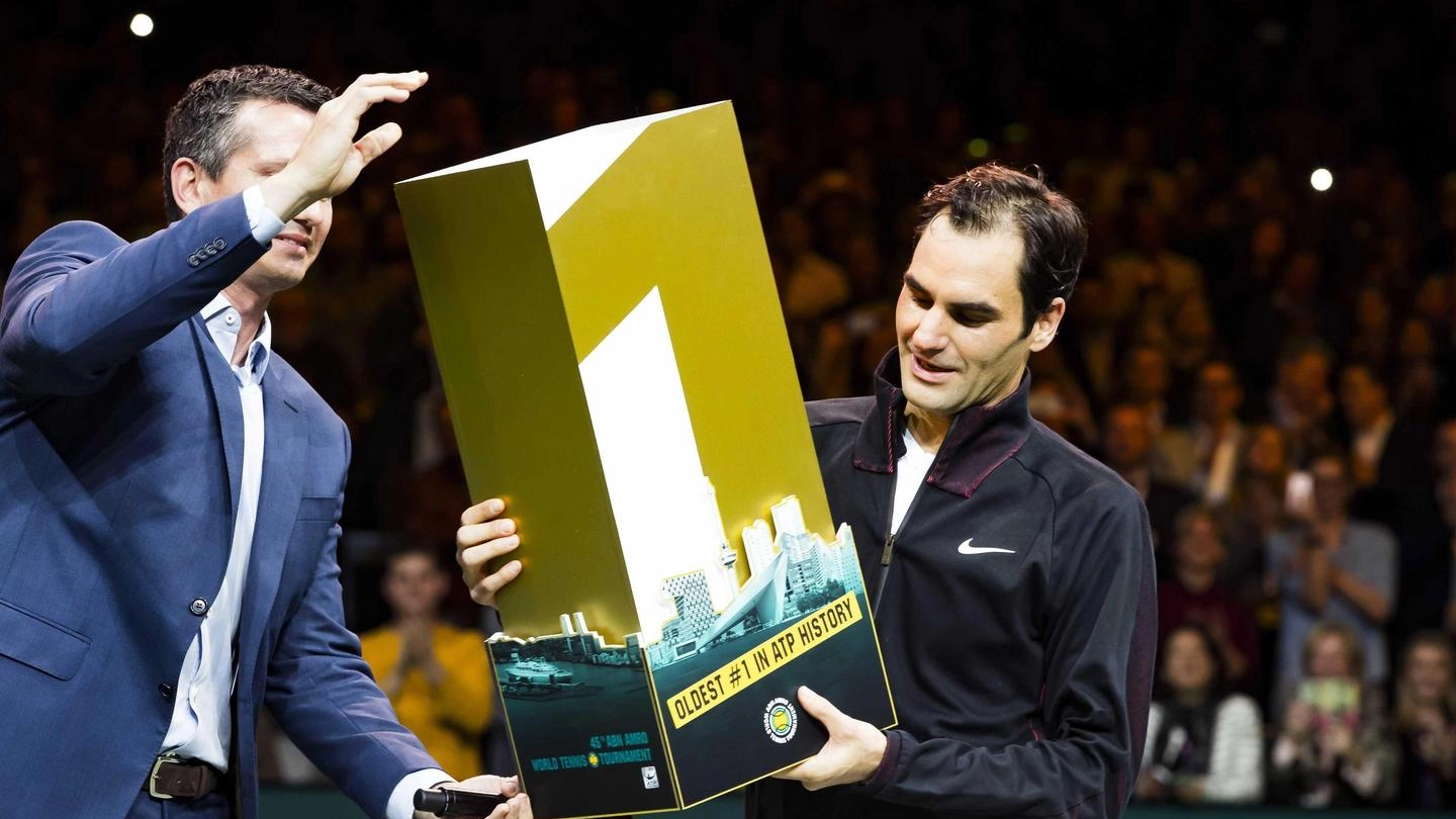 Roger Federer premiato per essere tornato numero 1 al mondo (Ansa)