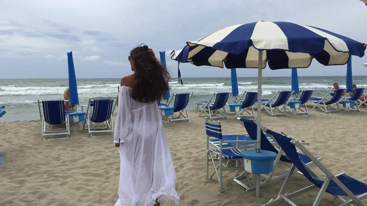 Previsioni meteo: addio estate. Nella foto vento e nuvole in spiaggia a Tirrenia  (Ansa)